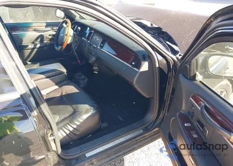 2009 Lincoln Town Car Signature L from USA, damaged, VIN 2LNHM85V49X614652